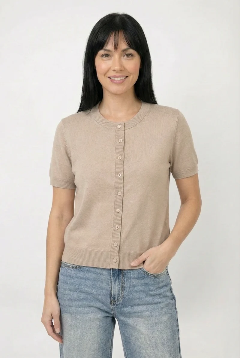 Le cardigan à manches courtes doux et confortable