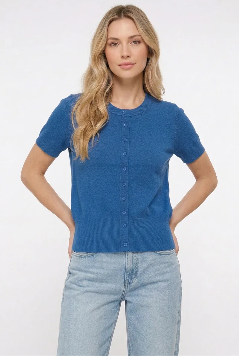 Le cardigan à manches courtes doux et confortable