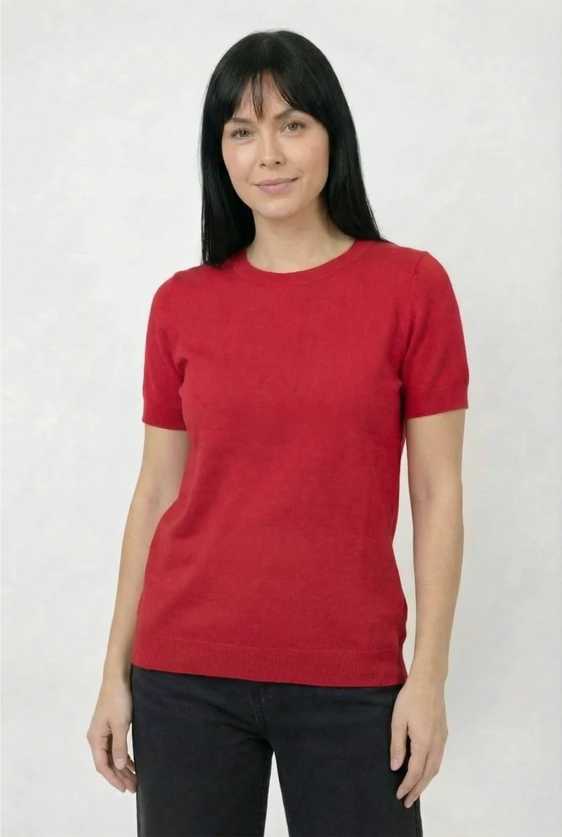Le chandail en tricot à manches courtes doux et confortable