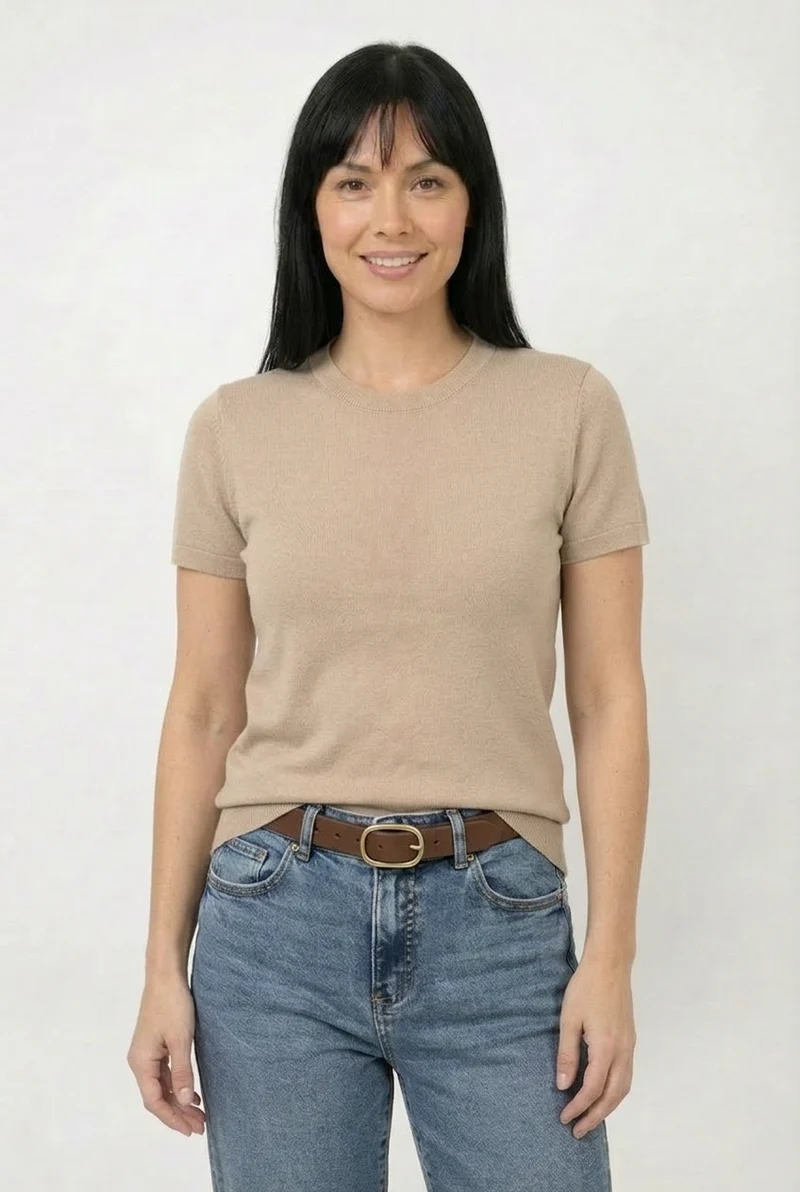 Le chandail en tricot à manches courtes doux et confortable