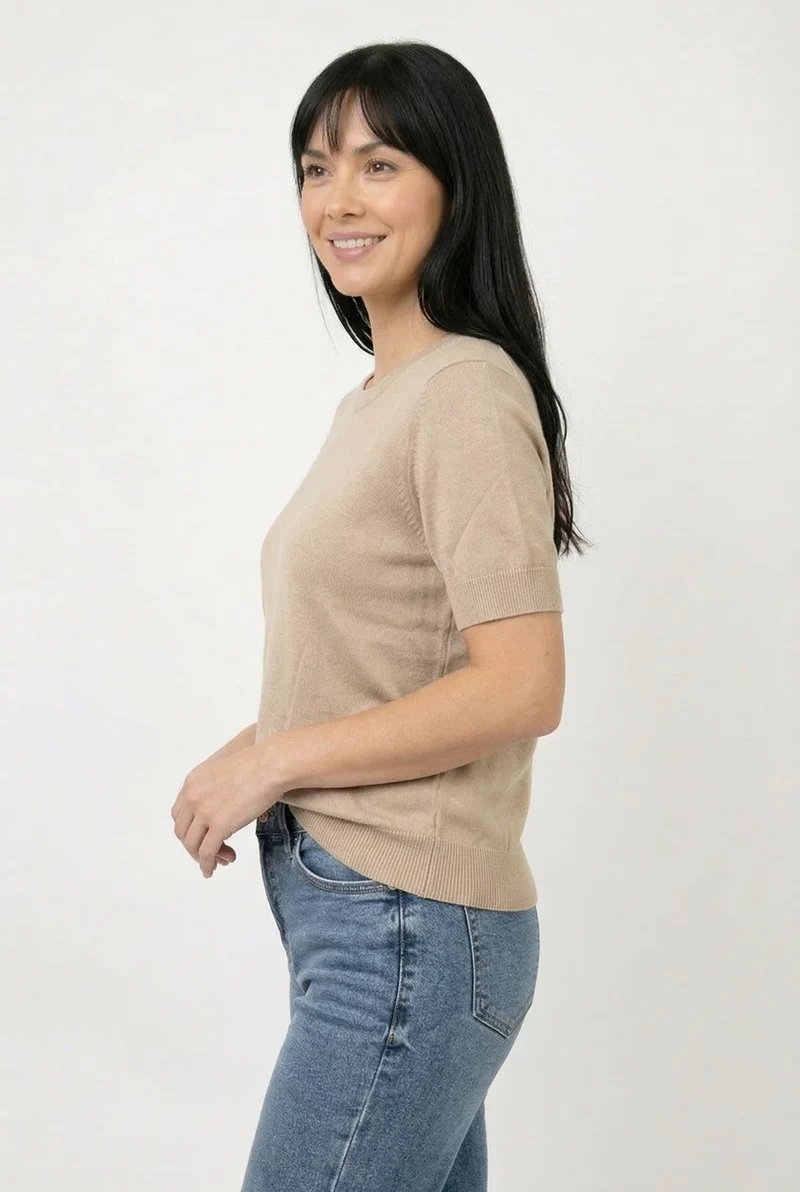 Le chandail en tricot à manches courtes doux et confortable