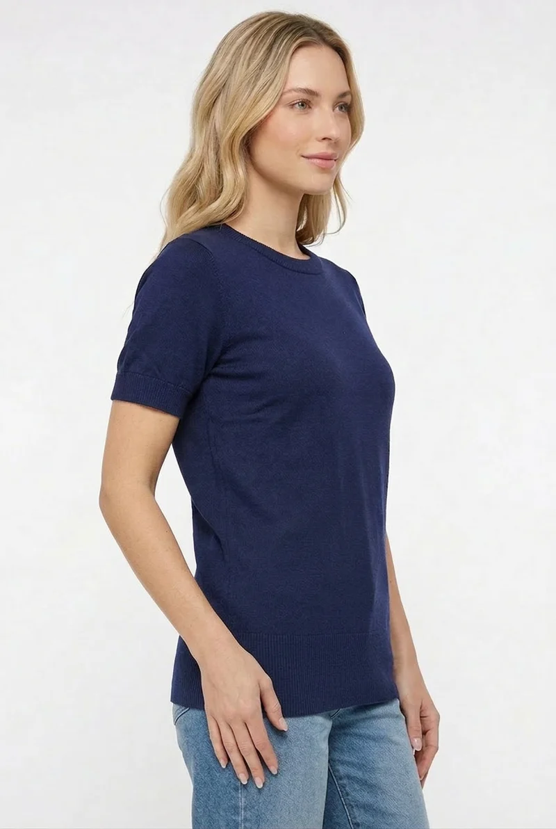 Le chandail en tricot à manches courtes doux et confortable
