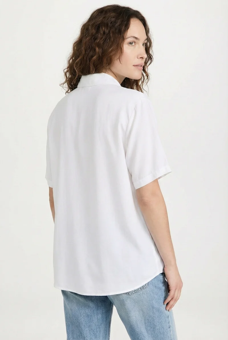 La chemise fluide à manches courtes blanche