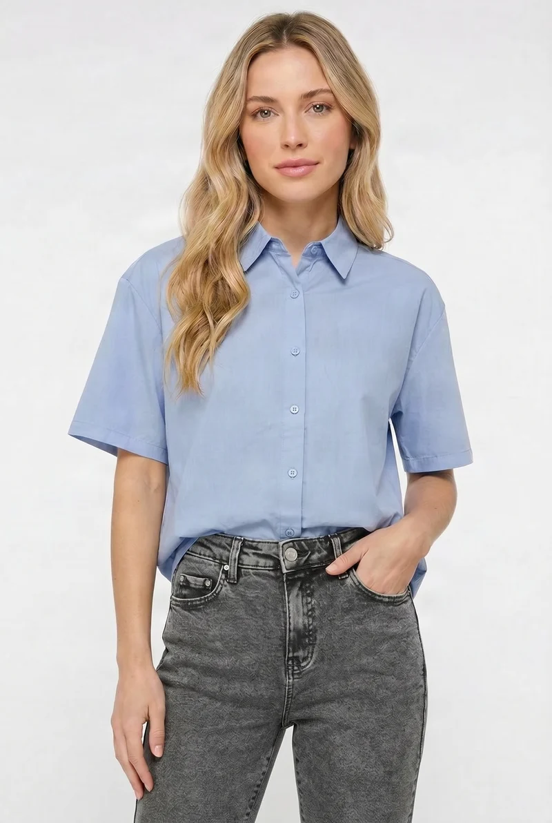 La chemise fluide à manches courtes blanche