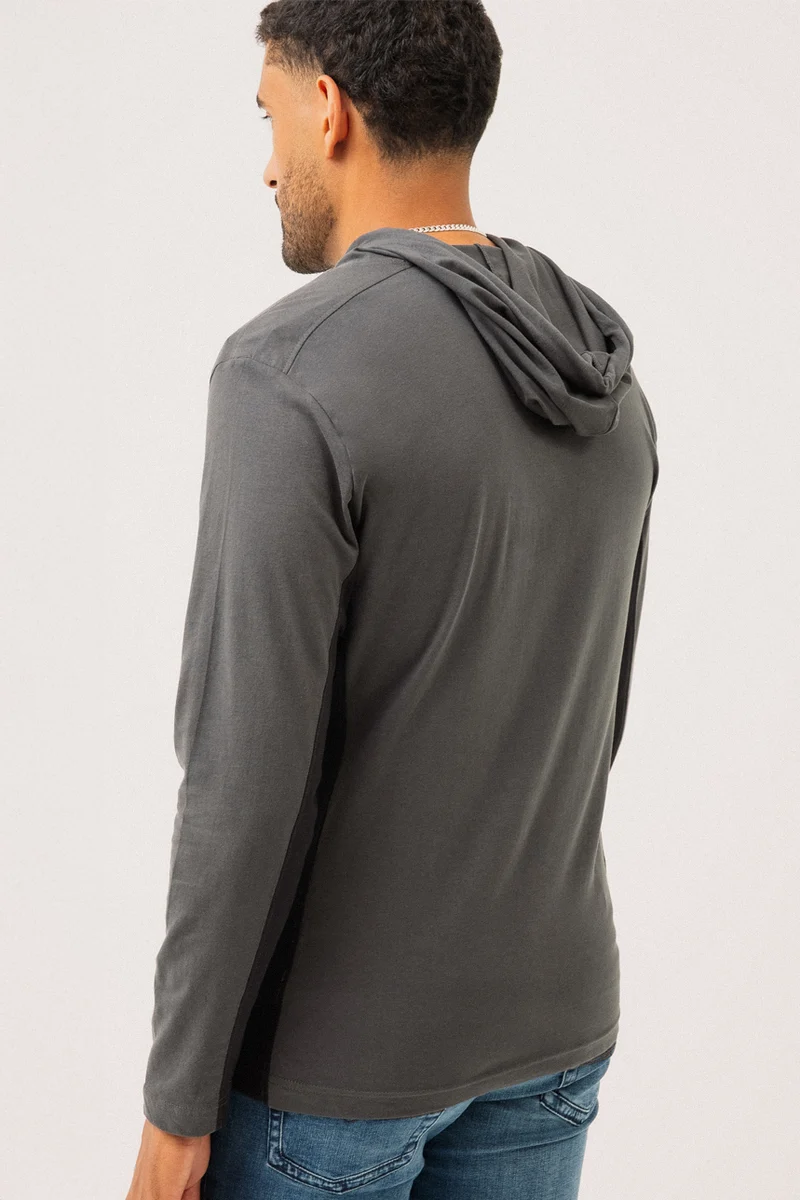 Le chandail charcoal à capuche imprimé