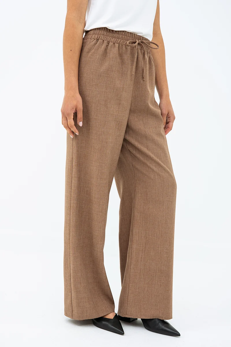 Le pantalon fluide chic à boucle