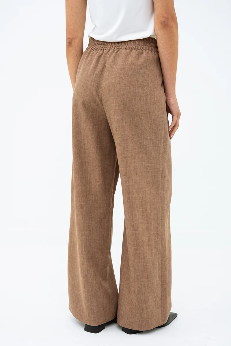 Le pantalon fluide chic à boucle
