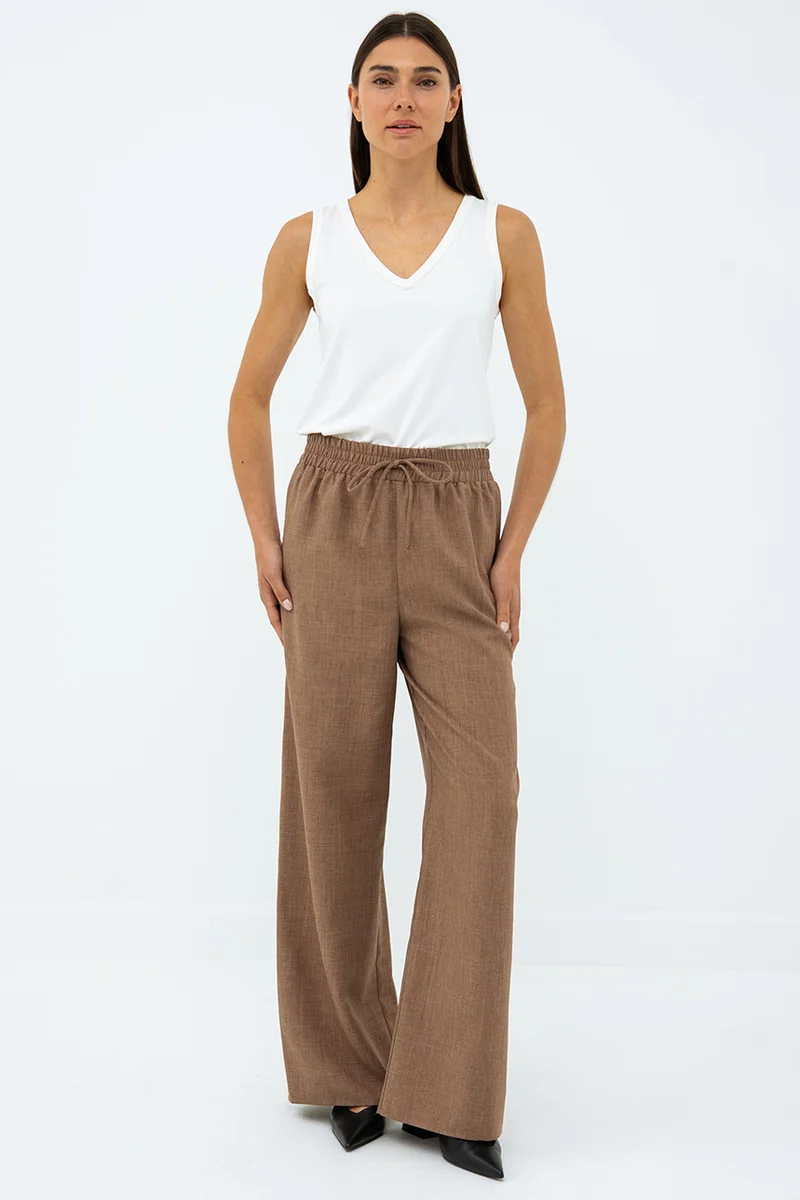 Le pantalon fluide chic à boucle