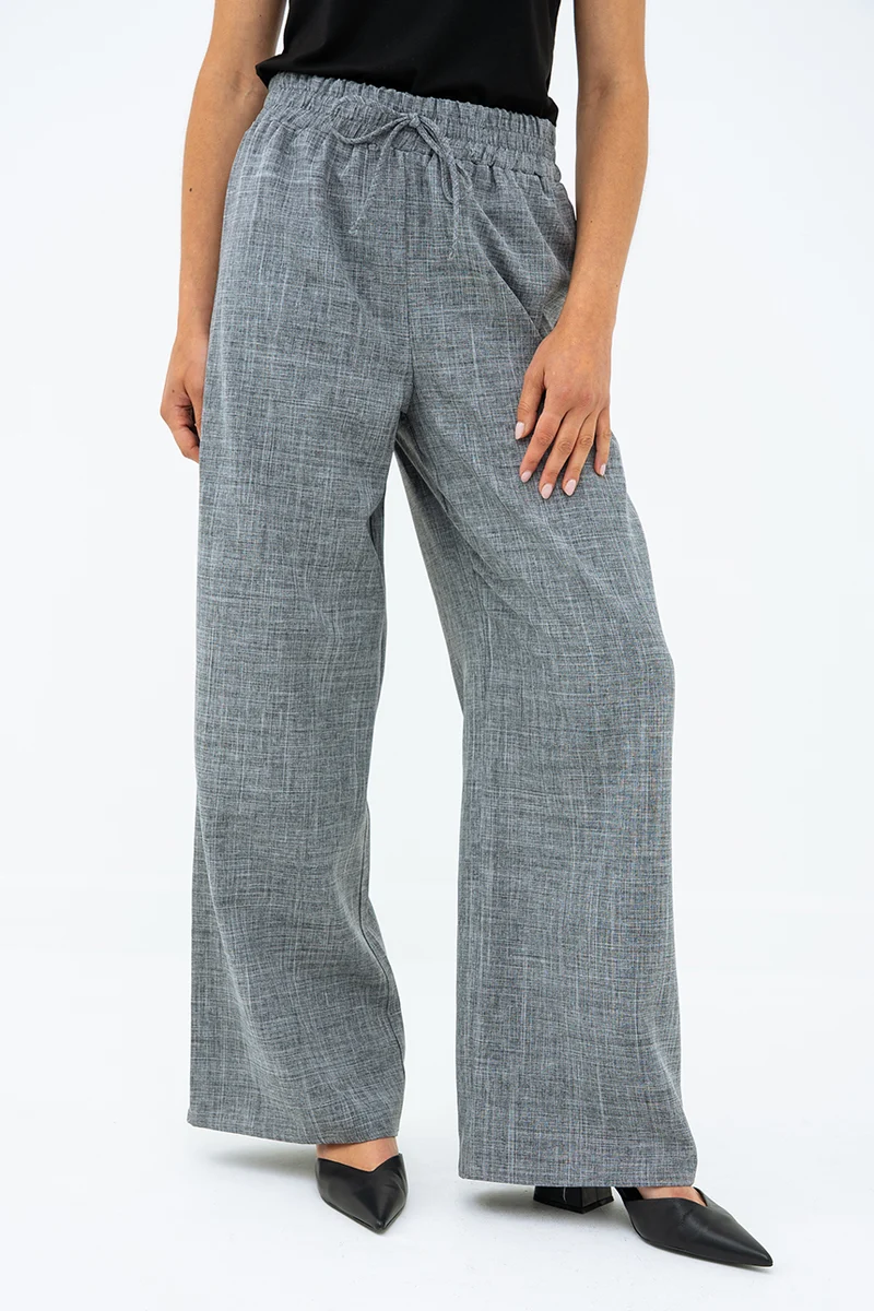 Le pantalon fluide chic à boucle