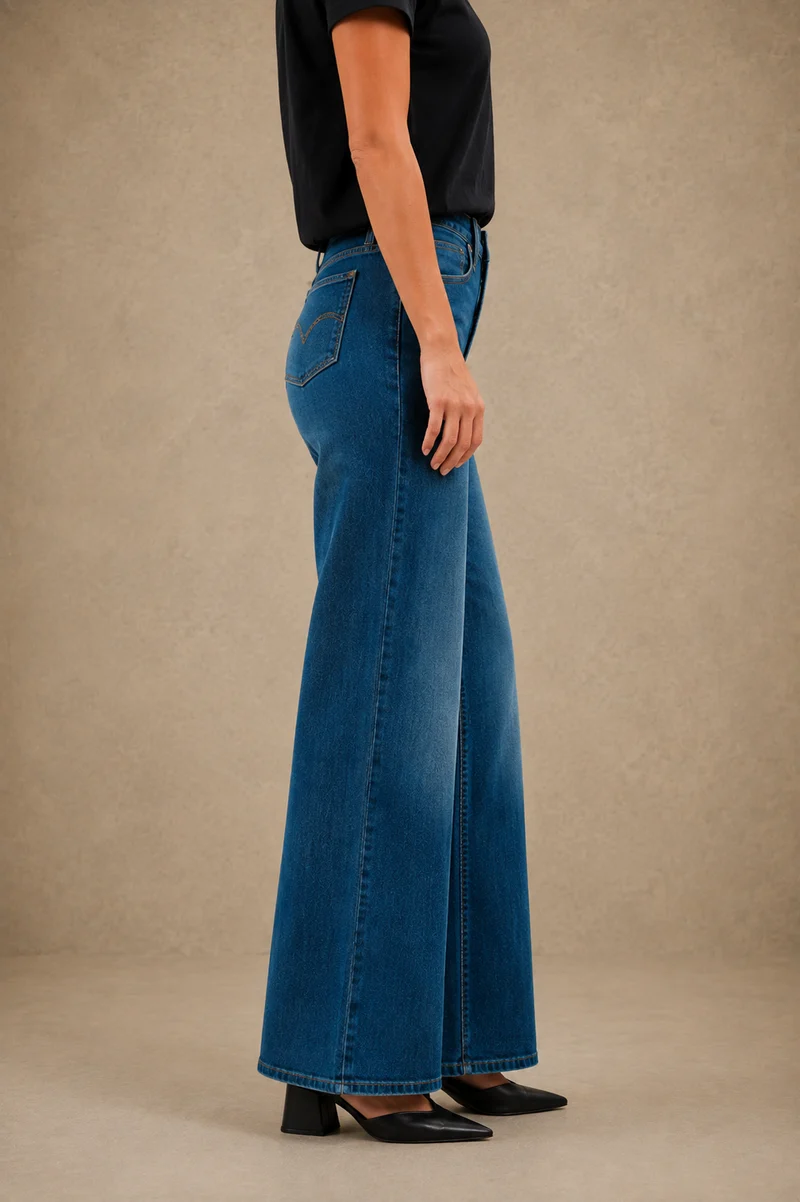 Le jean moulant à jambe large 318 de Levis