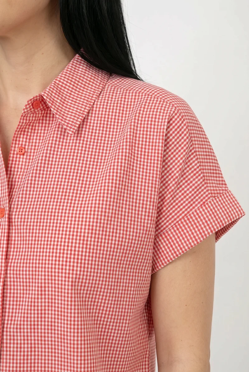La blouse à manches courtes à motif vichy