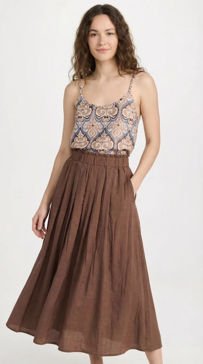 La camisole fluide à motif et à fine bretelle