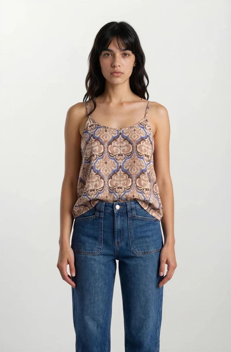 La camisole fluide à motif et à fine bretelle