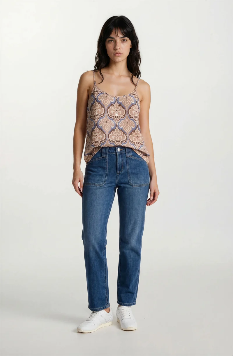 La camisole fluide à motif et à fine bretelle