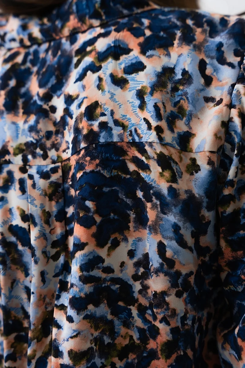 La blouse imprimé de style aquarelle