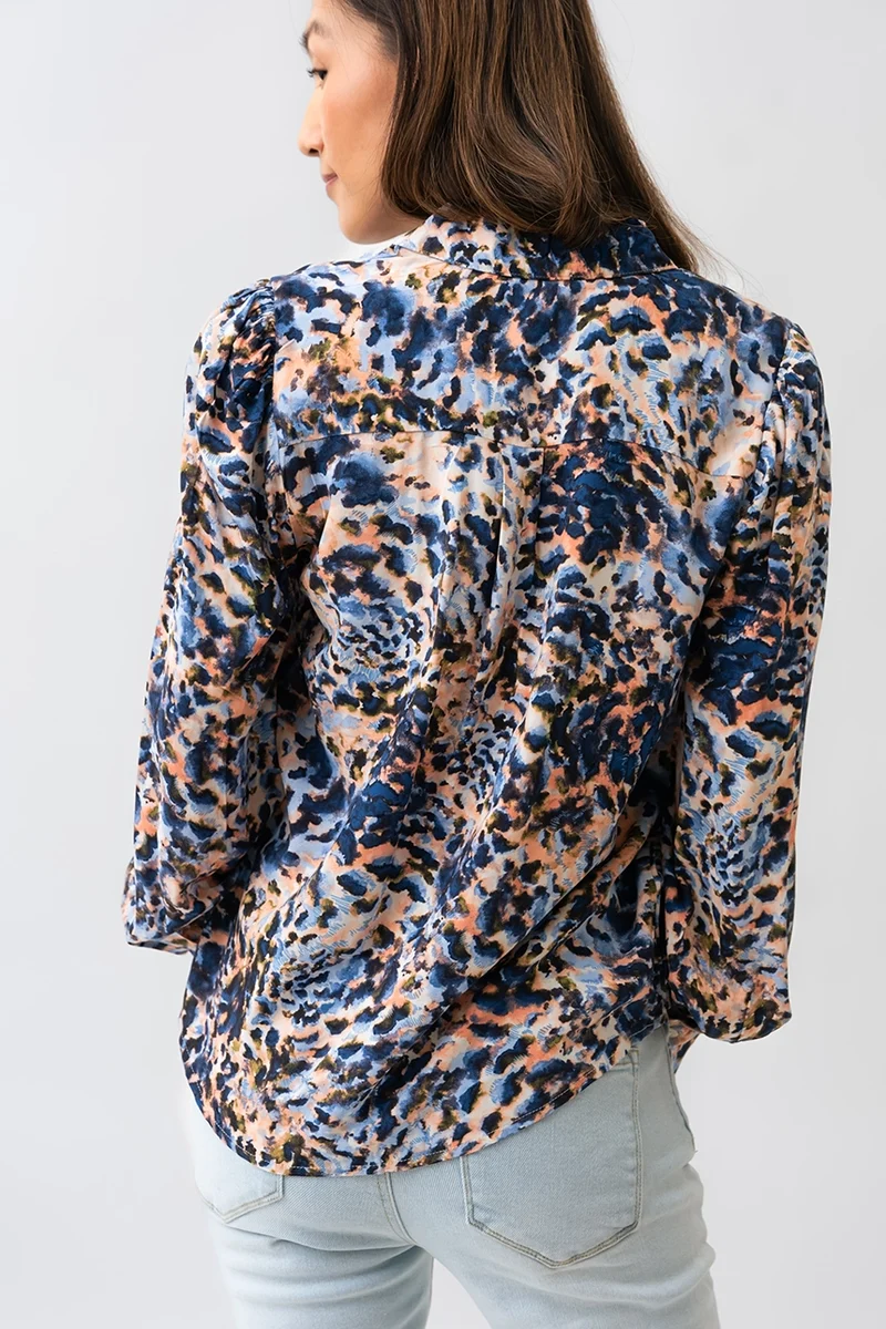 La blouse imprimé de style aquarelle