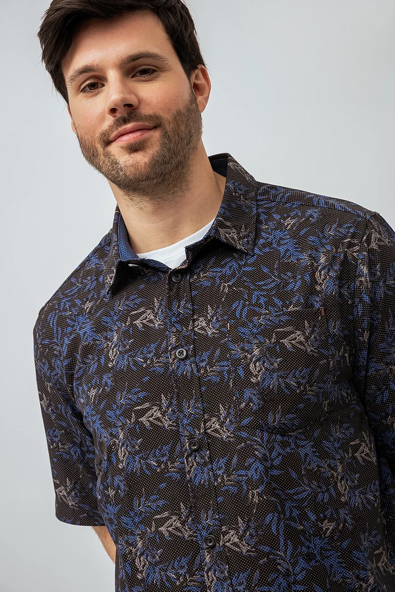 La chemise imprimée feuilles