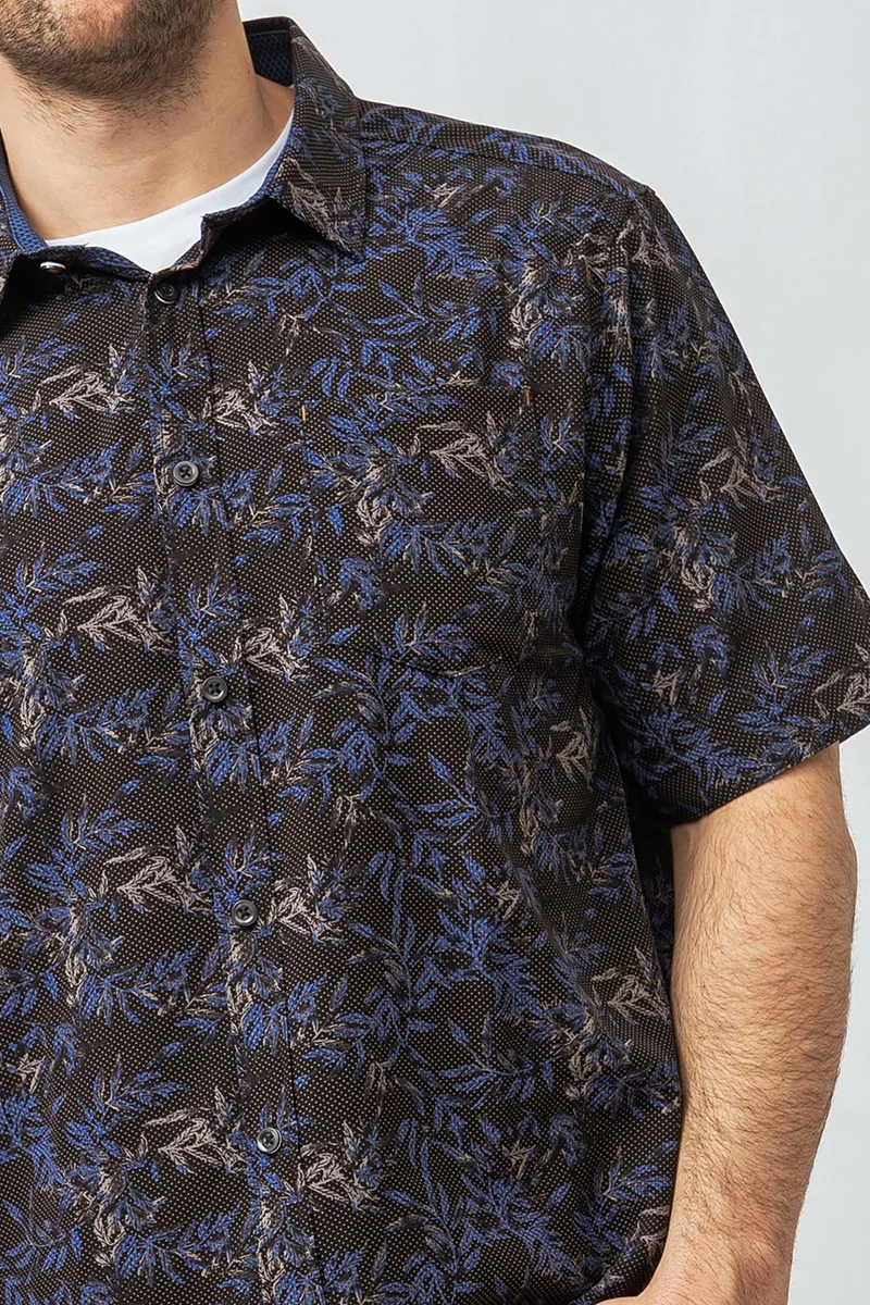 La chemise imprimée feuilles