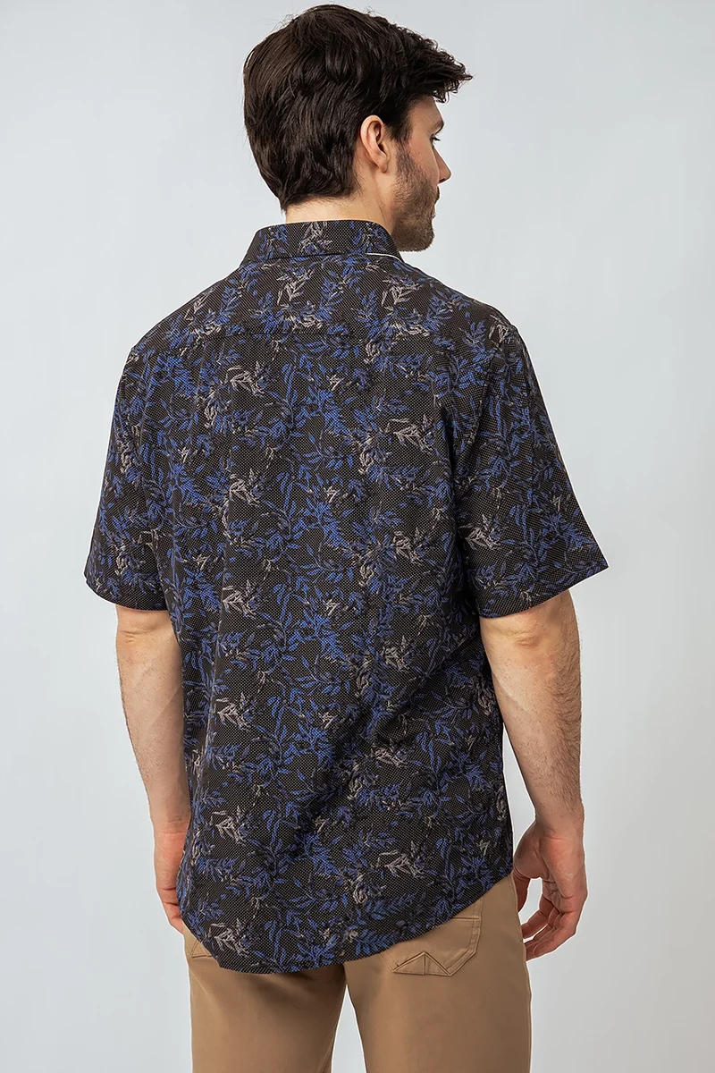 La chemise imprimée feuilles