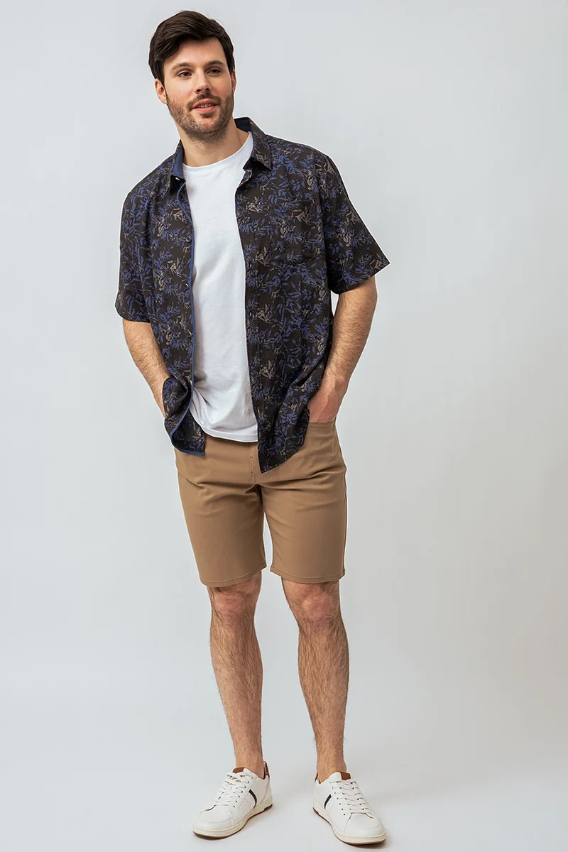 La chemise imprimée feuilles