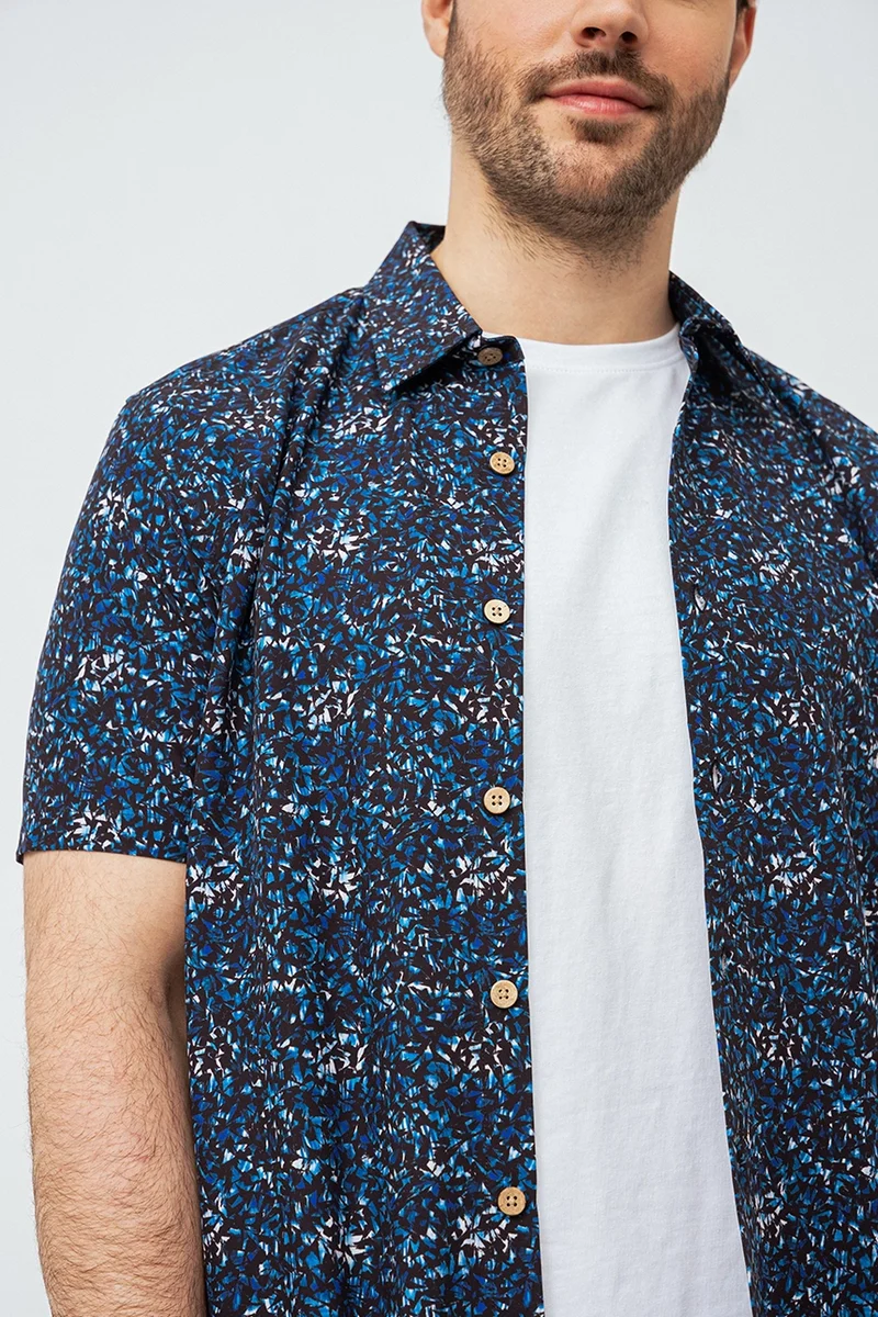 La chemise imprimée avec boutons effet bois