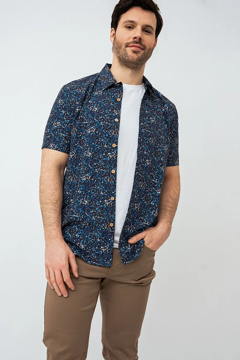 La chemise imprimée avec boutons effet bois