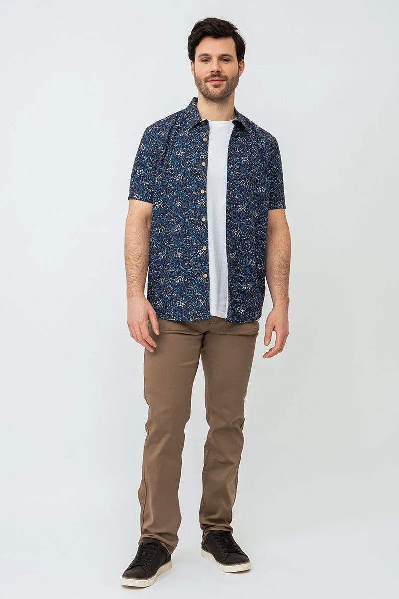 La chemise imprimée avec boutons effet bois