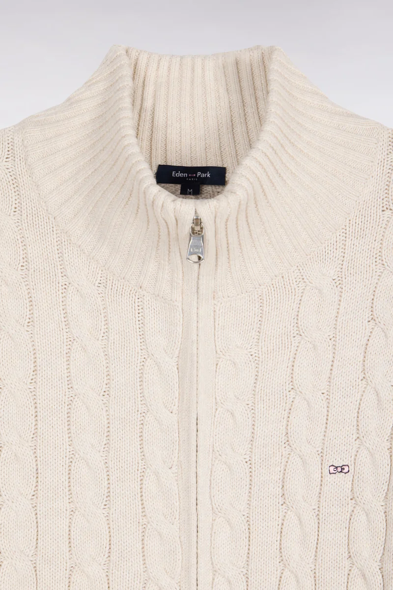 Cardigan à torsades zippé en coton écru coupe droite
