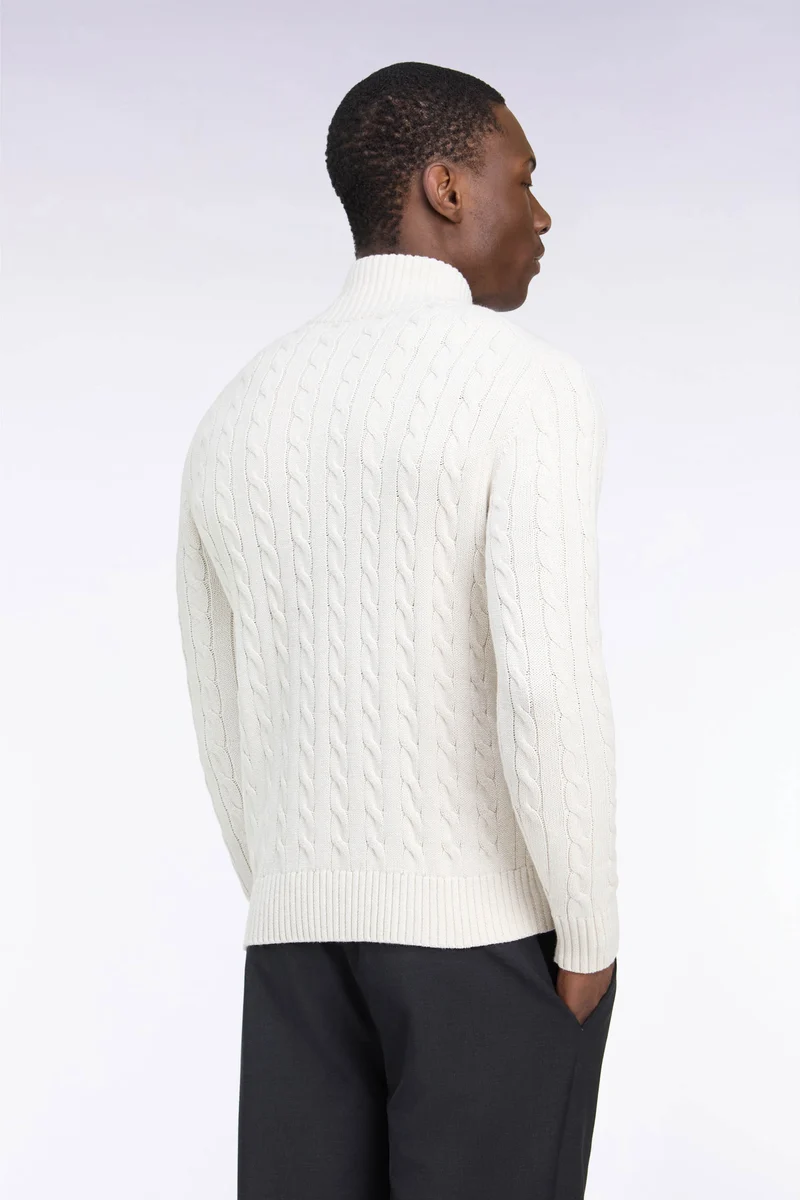 Cardigan à torsades zippé en coton écru coupe droite