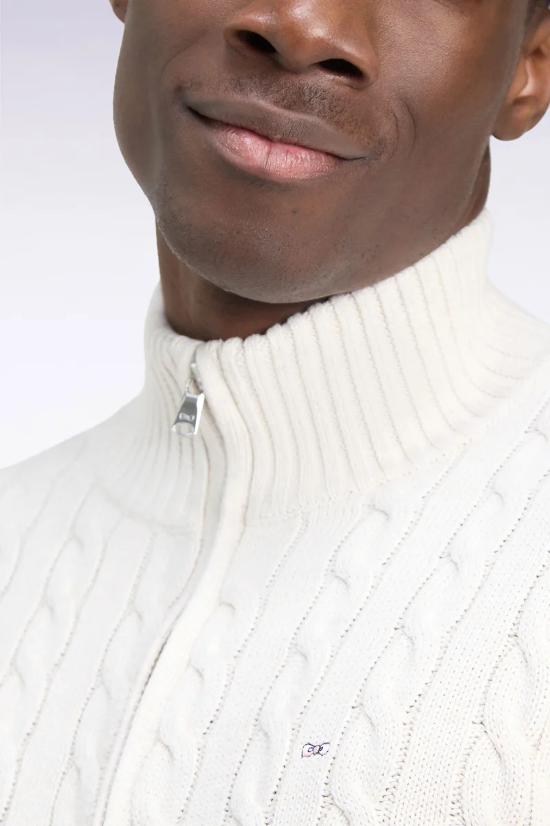 Cardigan à torsades zippé en coton écru coupe droite