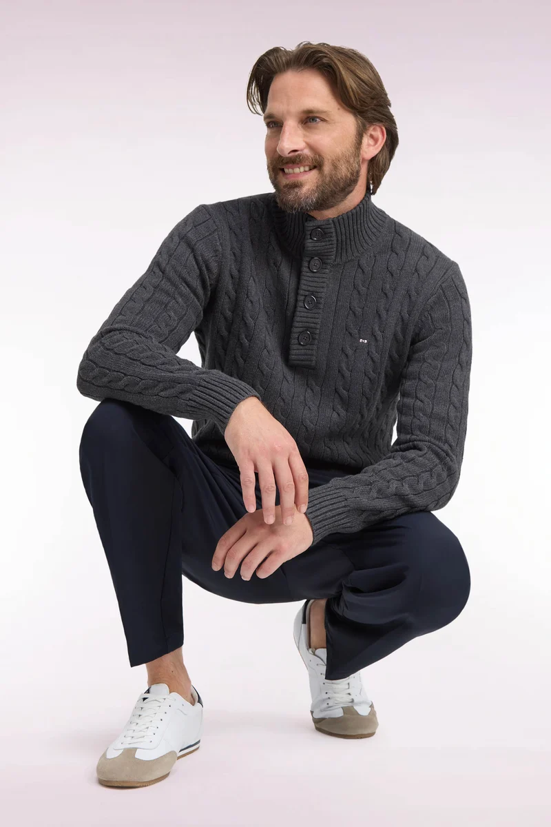 Pull à torsades col boutonné en coton gris coupe droite