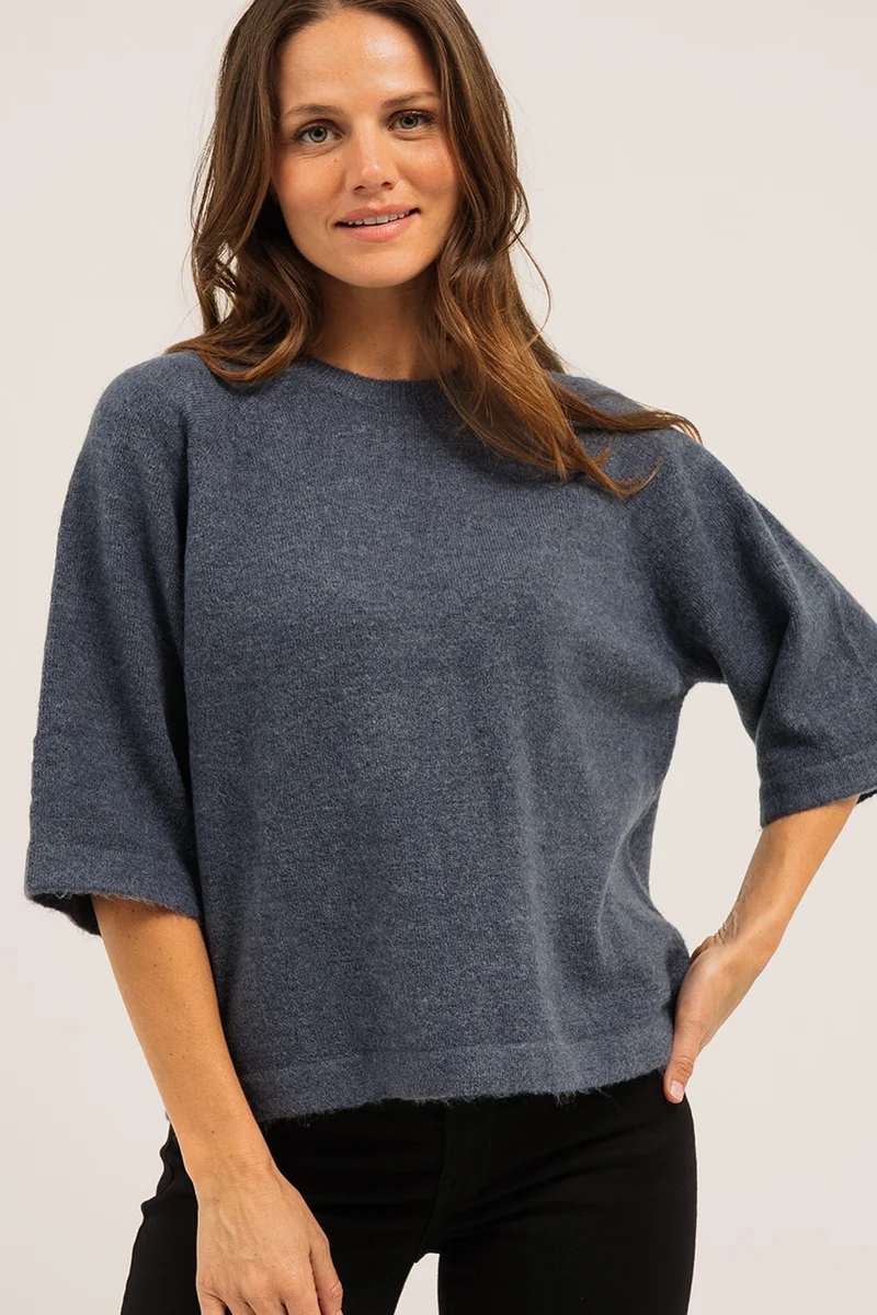 Le chandail en tricot à manches courtes
