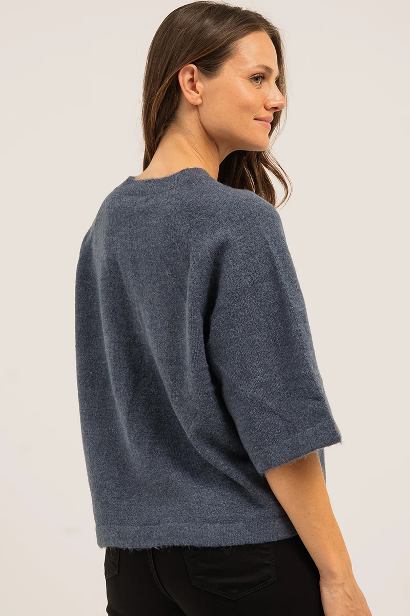 Le chandail en tricot à manches courtes