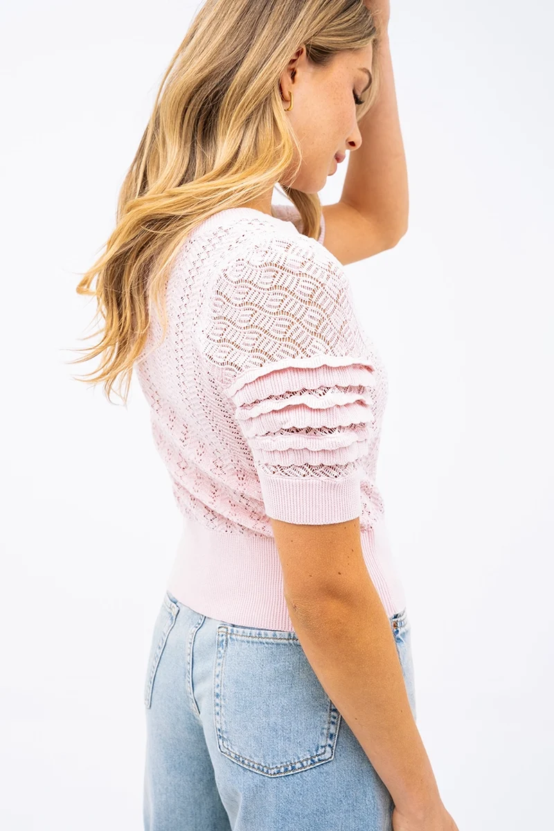 Le chandail à manche courte en tricot ajouré