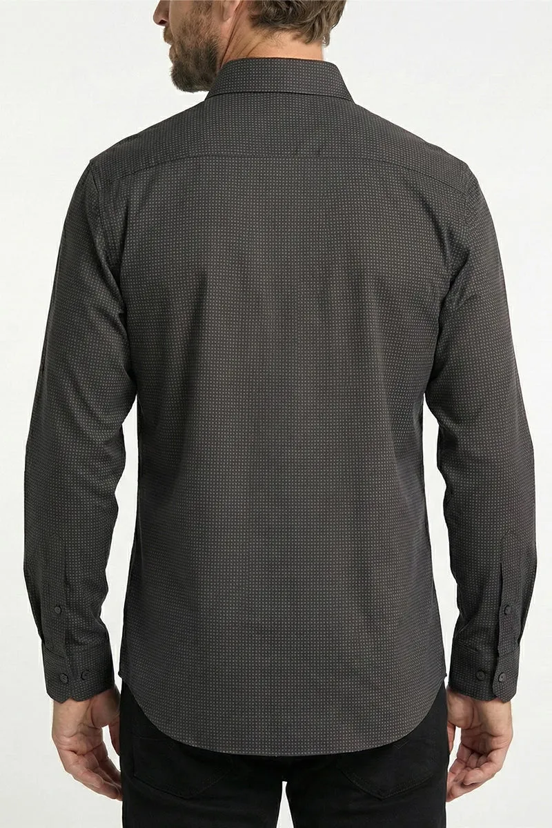La chemise noire à motif carré répétitif