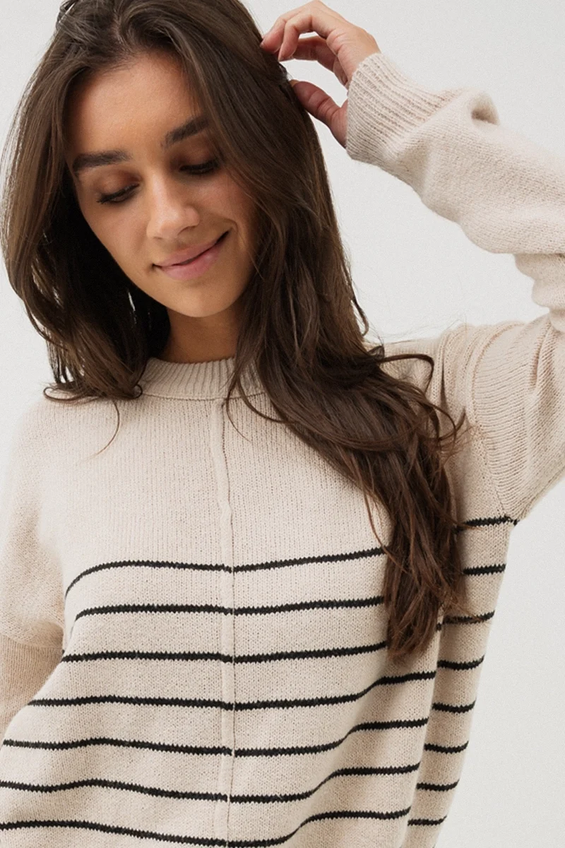 Le chandail rayé beige et noir