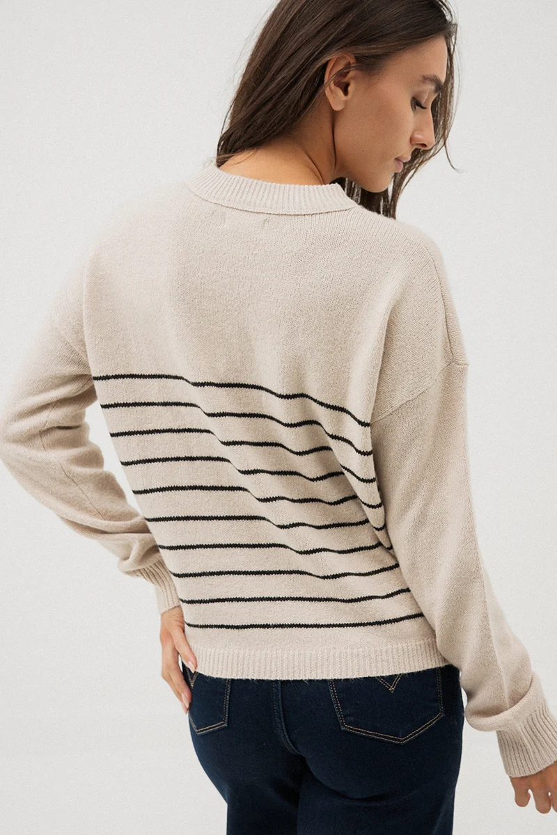 Le chandail rayé beige et noir