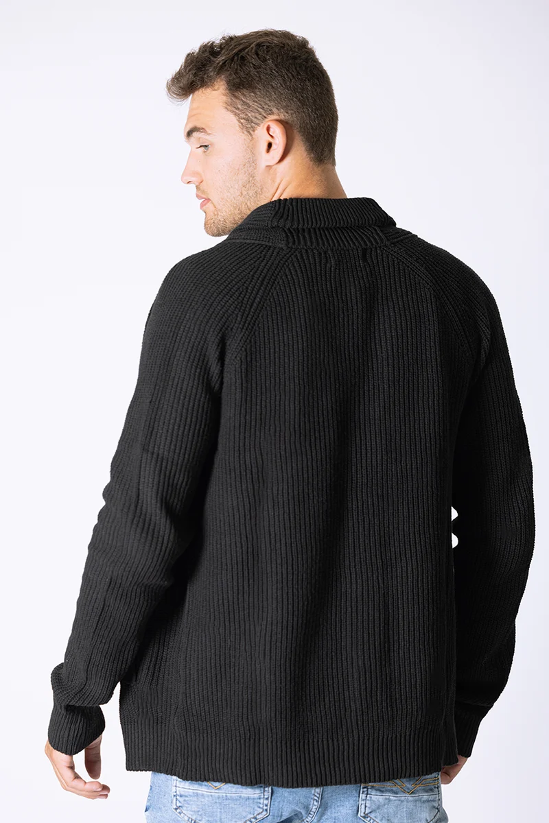 Le cardigan en tricot boutonné