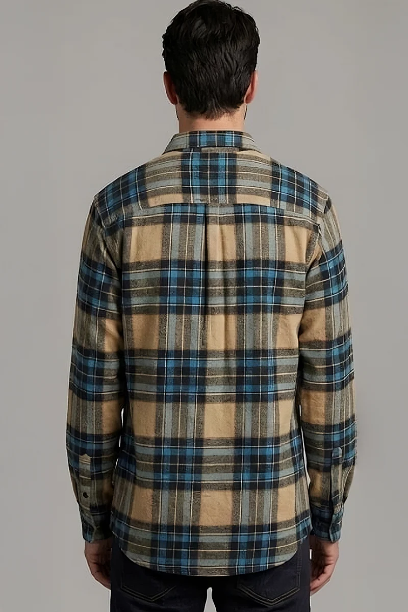 La chemise en flanelle à carreaux beige et bleu
