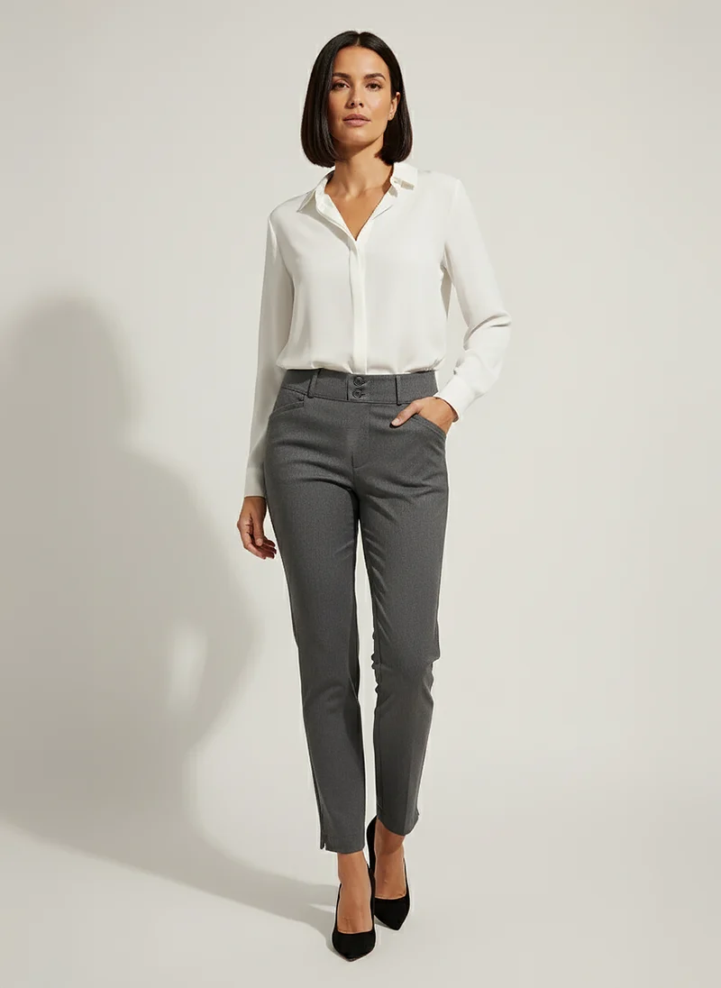 Le pantalon taille haute à deux boutons