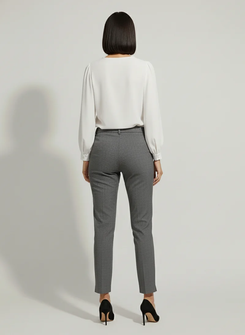 Le pantalon taille haute à deux boutons