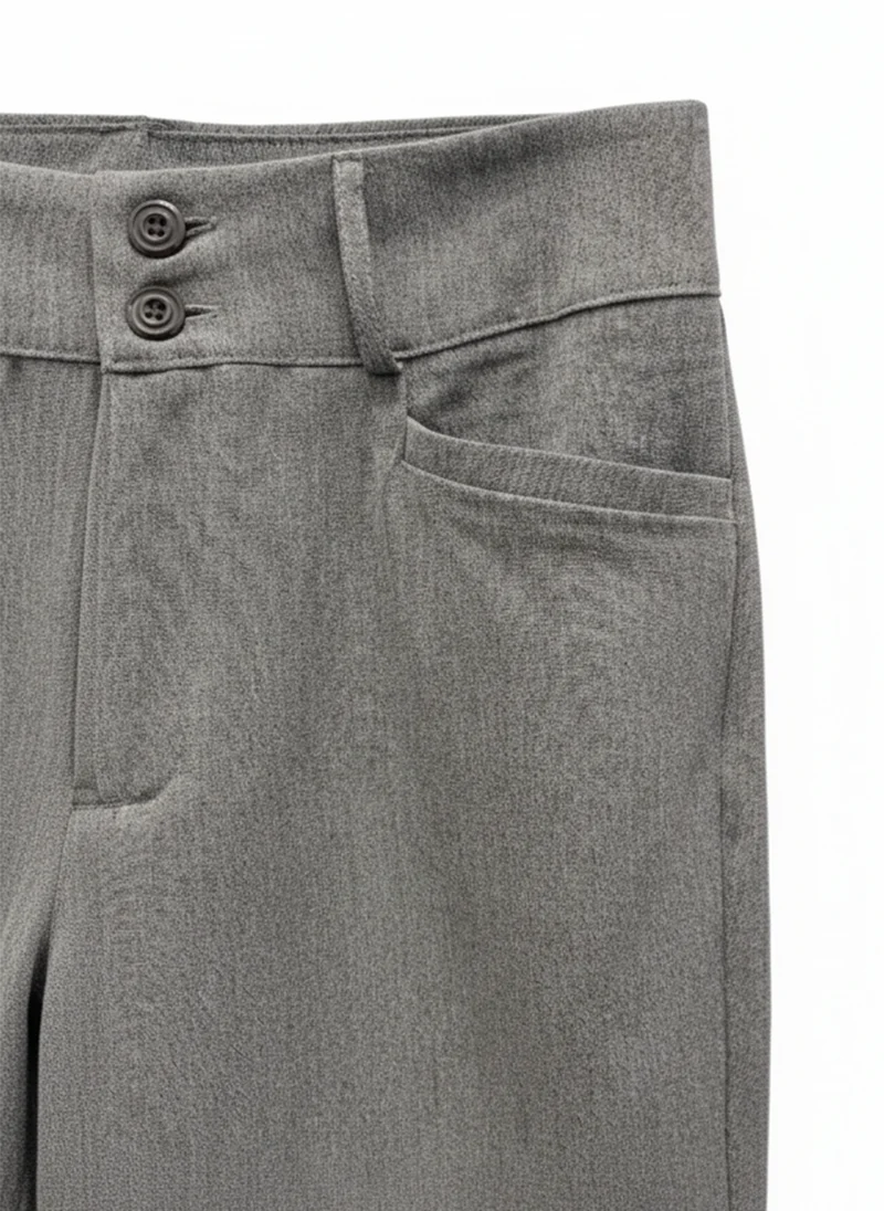 Le pantalon taille haute à deux boutons