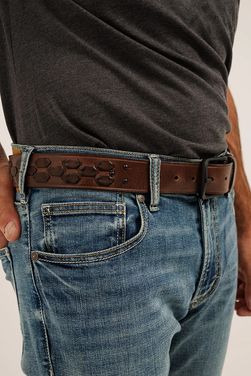 La ceinture avec tressage en cuir