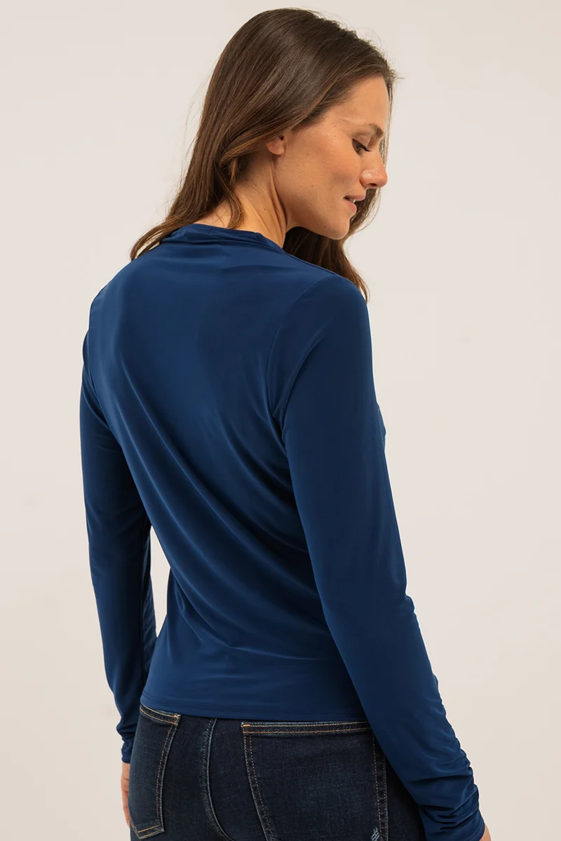 Le t-shirt à manches longues et col en V