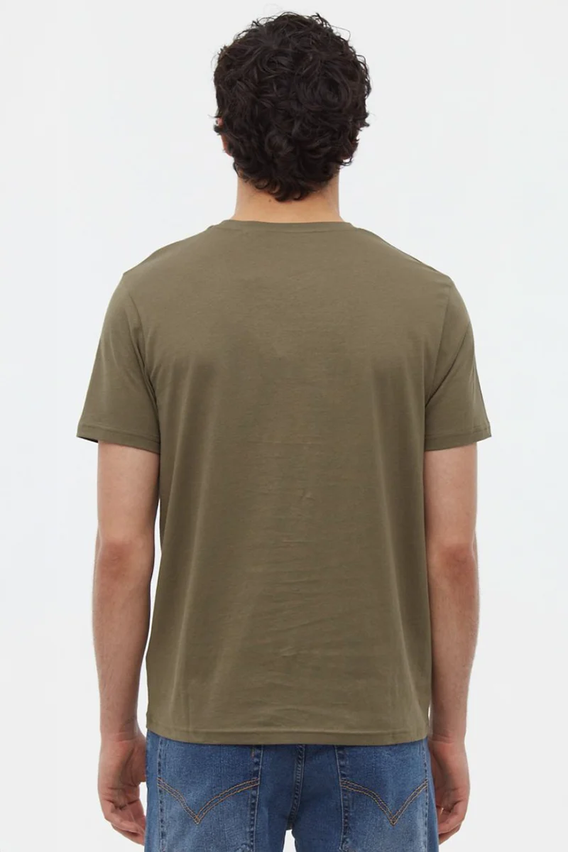 Le t-shirt uni avec poche poitrine Bench