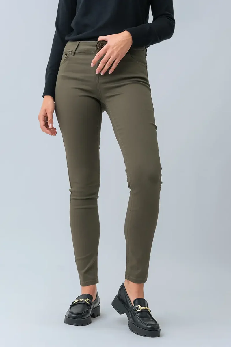 Le jeans étroit coloré sculptant