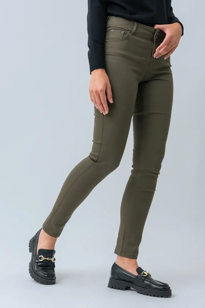 Le jeans étroit coloré sculptant