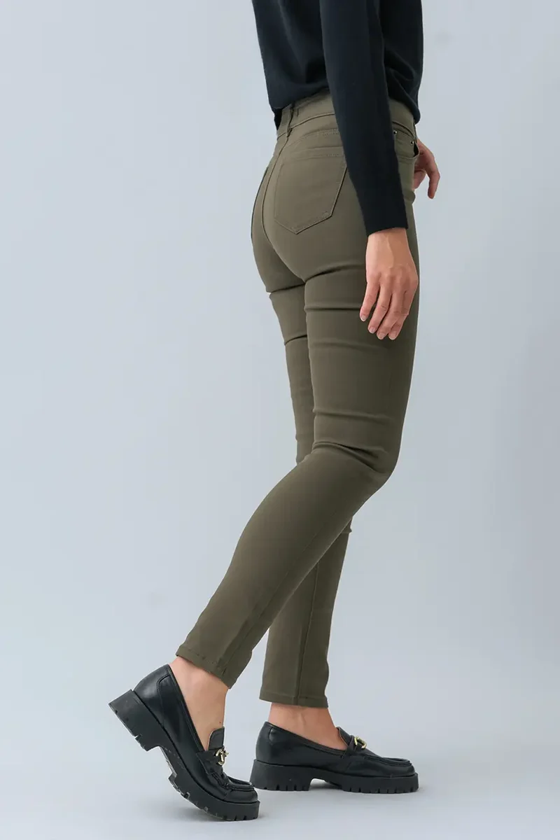 Le jeans étroit coloré sculptant