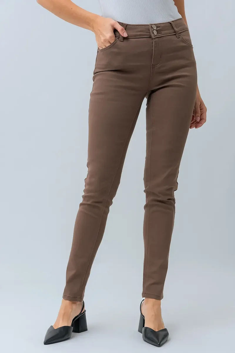 Le jeans étroit coloré sculptant