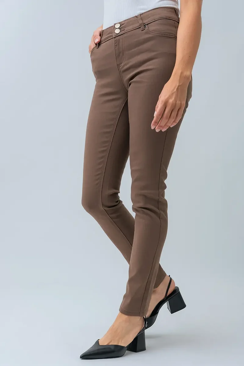 Le jeans étroit coloré sculptant